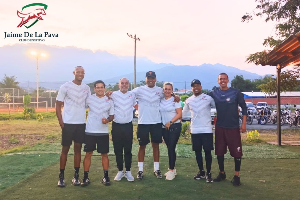 Cuerpo técnico y deportistas del club